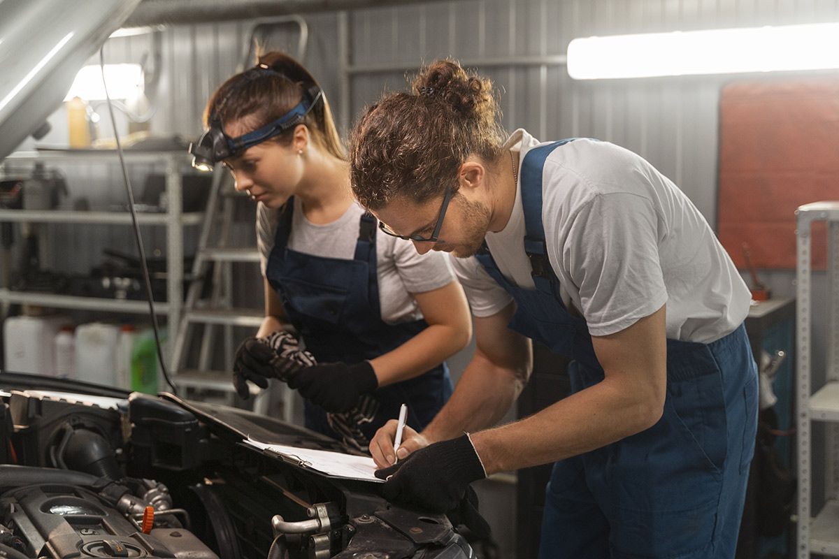 La FP como llave para el coche eléctrico, ¿cuáles son las mejores opciones para estudiar los jóvenes españoles?