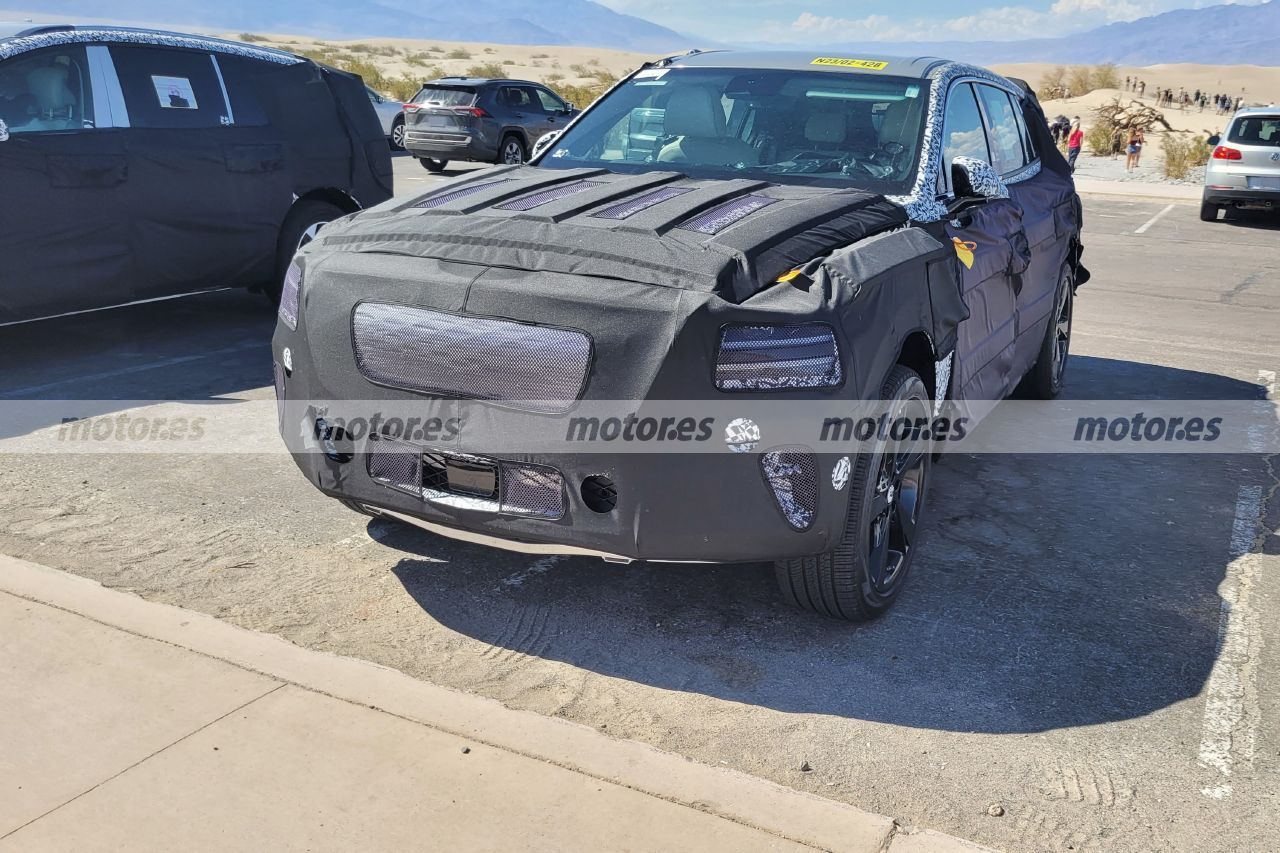 El nuevo Genesis GV90 posa en sus primeras fotos espía al calor del Valle de la Muerte, un SUV eléctrico para plantar cara al Mercedes EQS