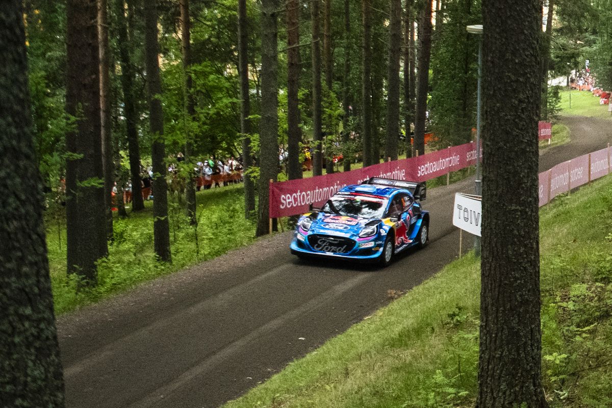 Kalle Rovanperä baila bajo la lluvia en el Rally de Finlandia, M-Sport se ahoga