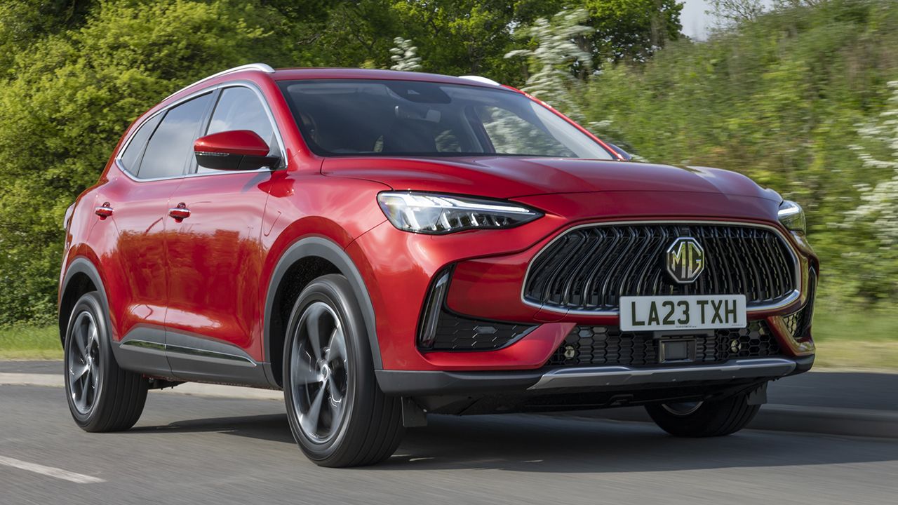 Tras poner en apuros al SEAT Arona, Morris Garage apunta al KIA Sportage, ¿qué se sabe del MG HS 2025? El SUV barato será renovado por completo