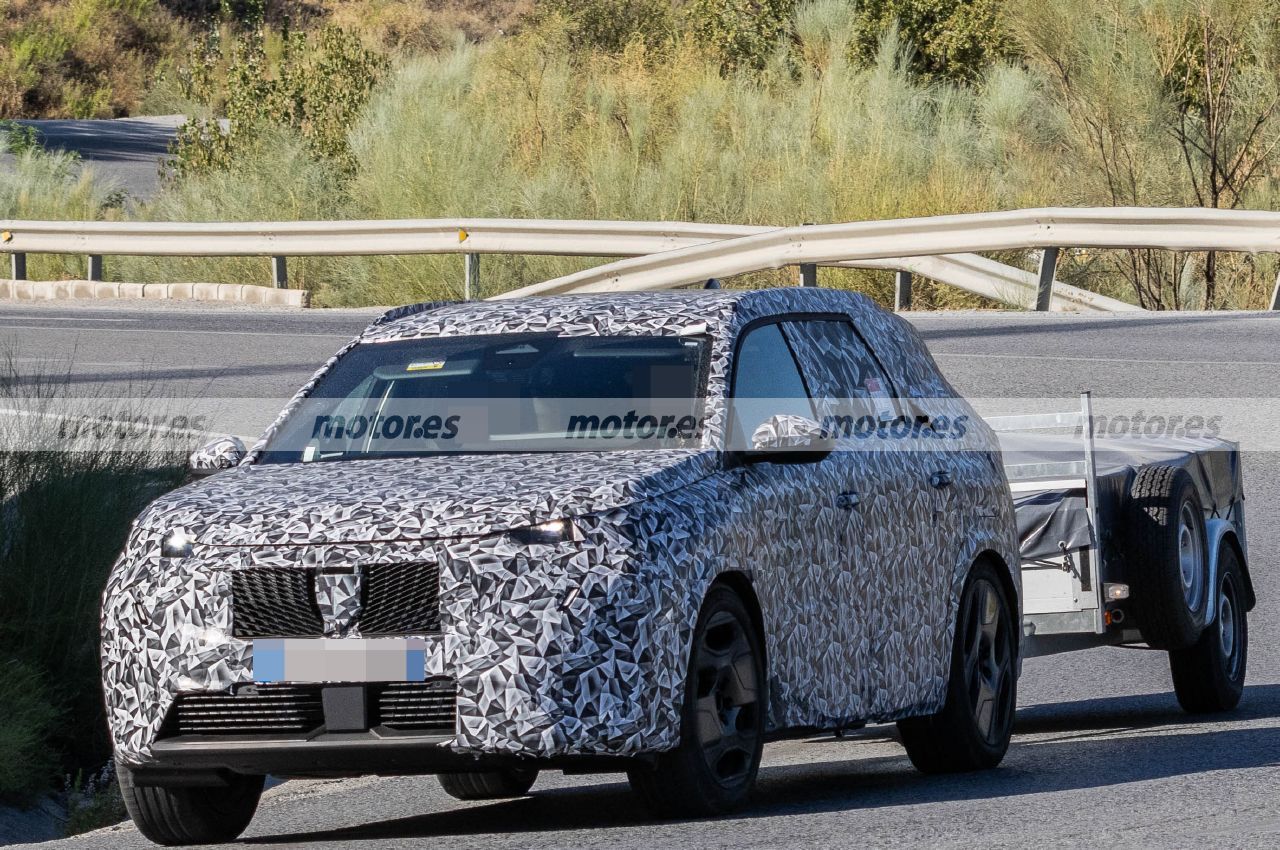 El nuevo Peugeot 5008 híbrido enchufable se postula como un gran rival del Skoda Kodiaq, y estas fotos espía confirman su gran secreto