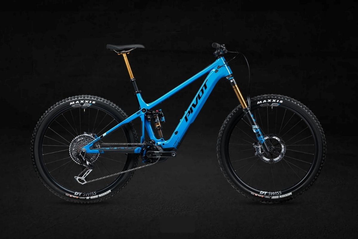 Shuttle AM, la nueva eBike de carbono de Pivot con motor Bosch CX Race y batería de 750 Wh