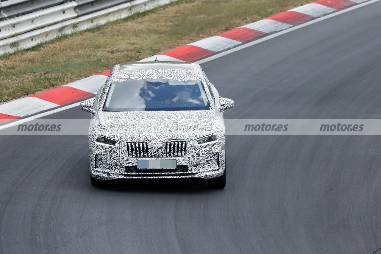 El nuevo Skoda Superb Berlina somete su chasis a intensas y exigentes pruebas en Nürburgring por segunda vez en unos meses