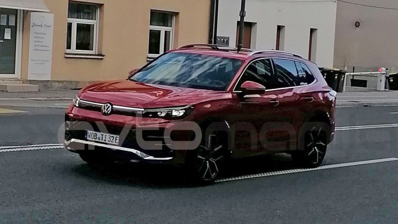 El nuevo Volkswagen Tiguan 2024 cazado... ¡Al descubierto! El renovado SUV alemán es sorprendido sin camuflaje (con vídeo)