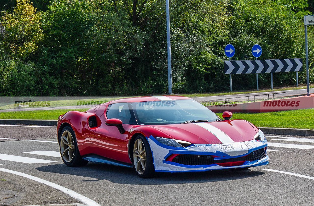 Así son las pruebas de los Ferrari Roma y SF90 Stradale antes de llegar a los clientes, con absoluta normalidad en la puerta de Maranello