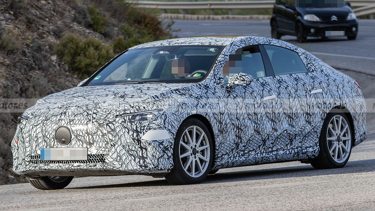 El nuevo Mercedes CLA 2024 con motor híbrido se deja ver con menos camuflaje y los faros de producción