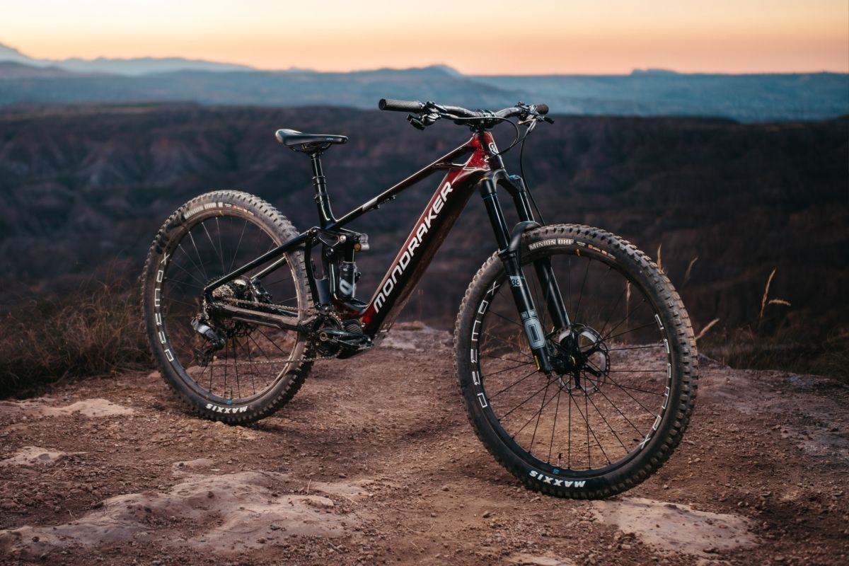 Mondraker Crusher 2024, la nueva Mountain Bike eléctrica de carbono con motor Shimano EP801 y batería de 720 Wh