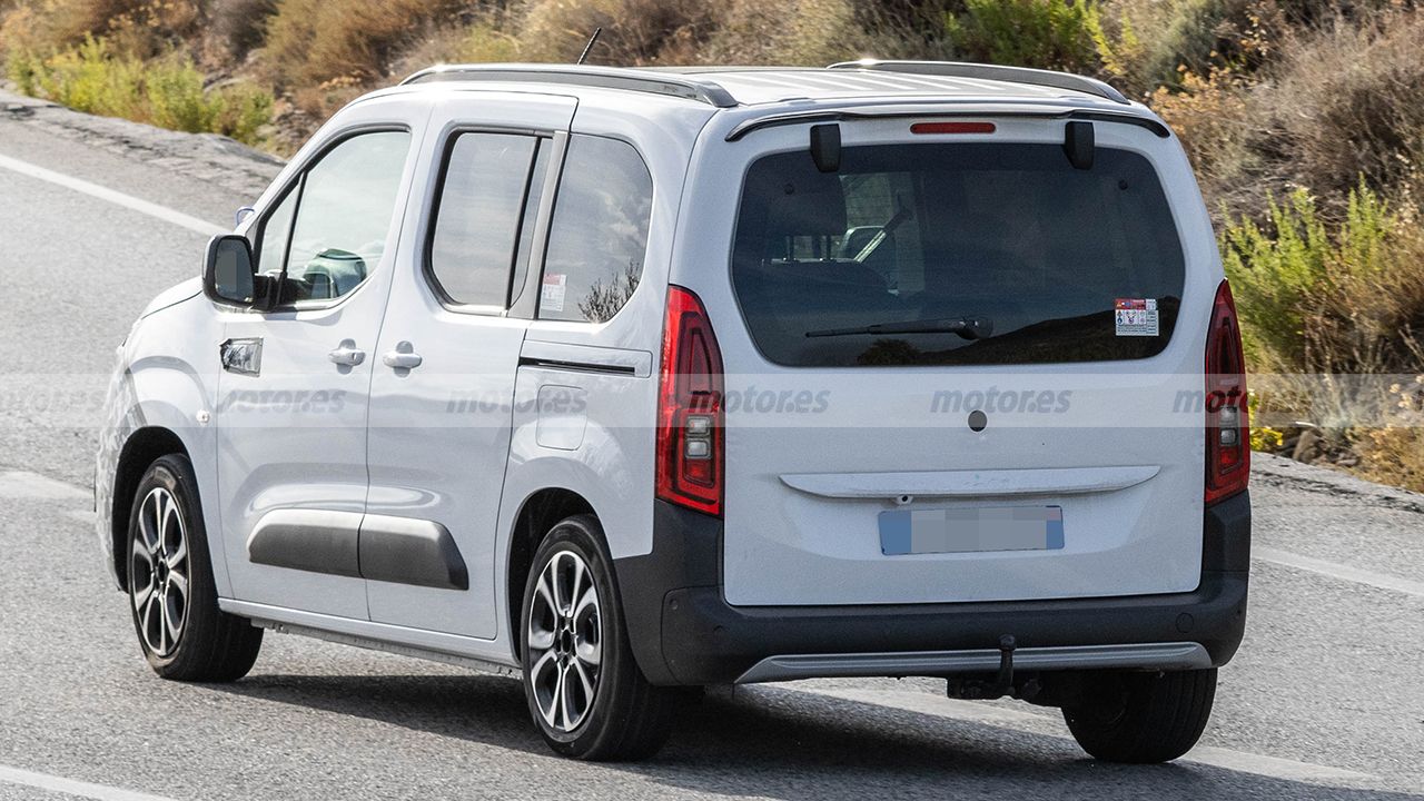 Opel Combo-e Life 2024 - foto espía posterior