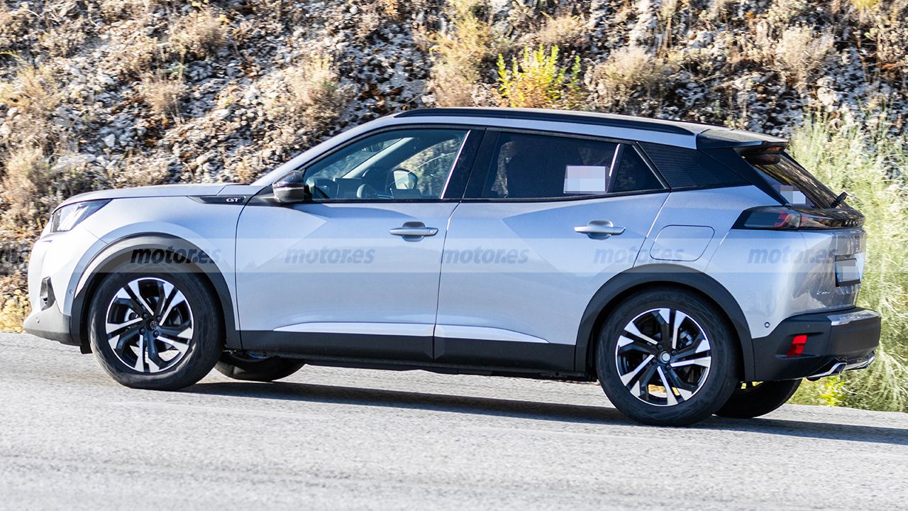 Peugeot 2008 Hybrid - foto espía lateral