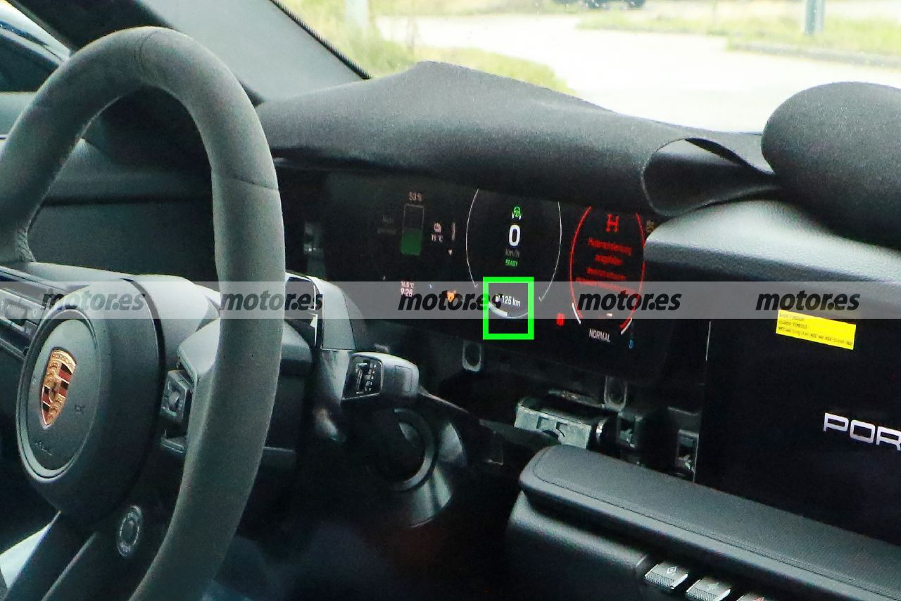 El nuevo Porsche Boxster Eléctrico muestra su moderno interior al desnudo, pero con un detalle muy curioso y que te va a sorprender