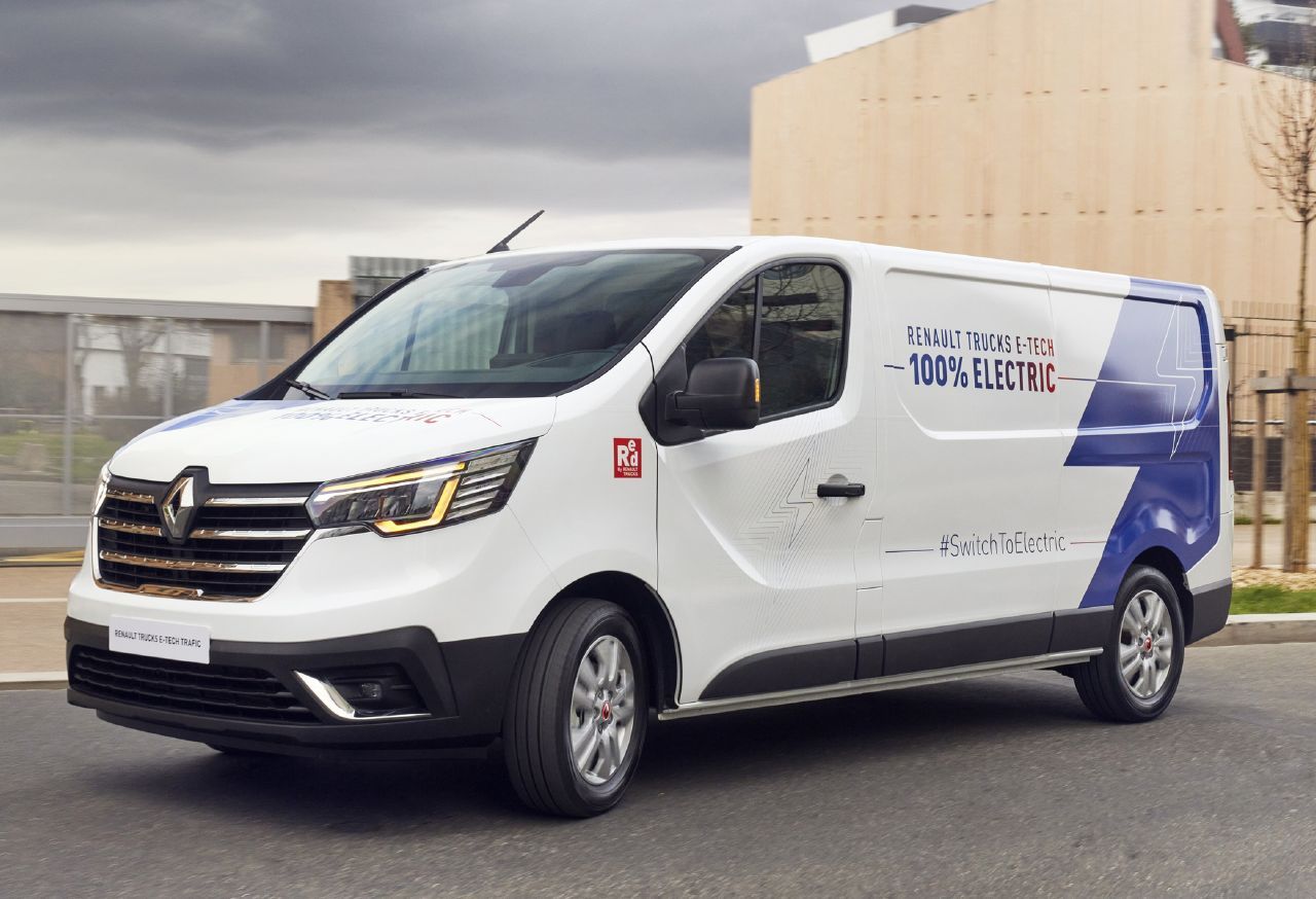 La nueva Renault Trafic E-Tech cierra el círculo de las furgonetas eléctricas del Rombo, llega en otoño con 300 km de autonomía