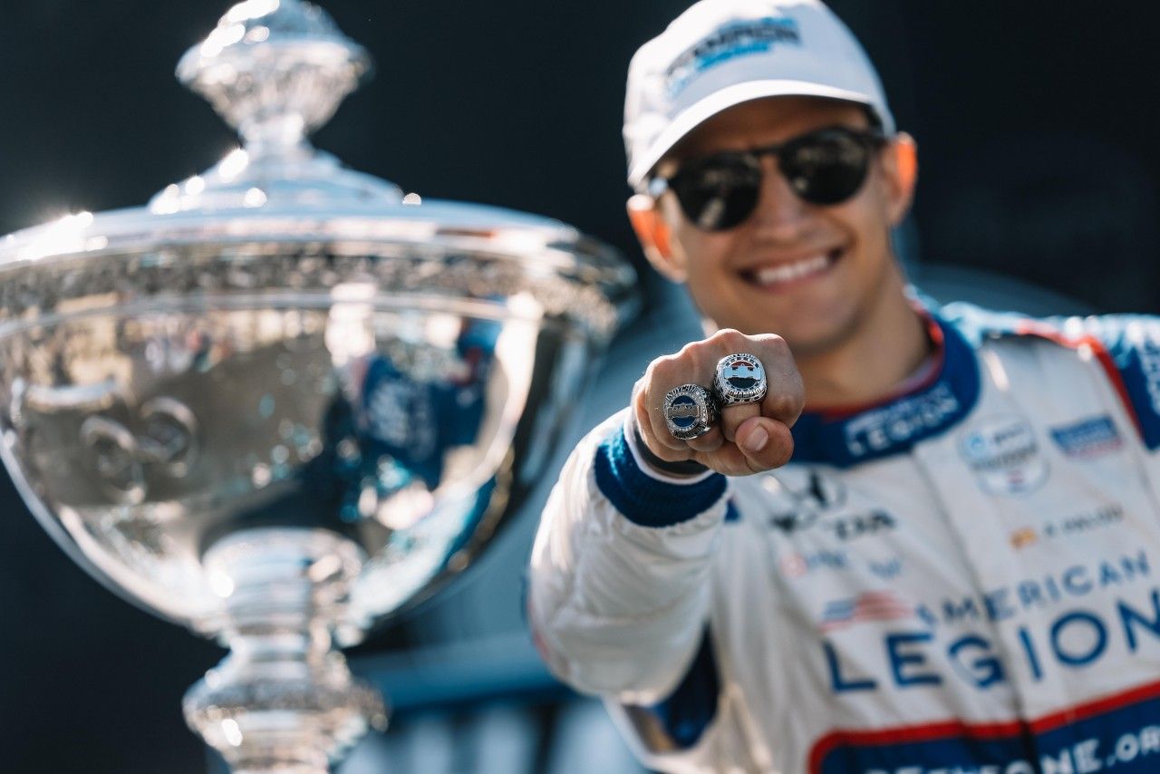 Scott Dixon impone su ley en la anarquía final de Laguna Seca, con Alex Palou en el podio