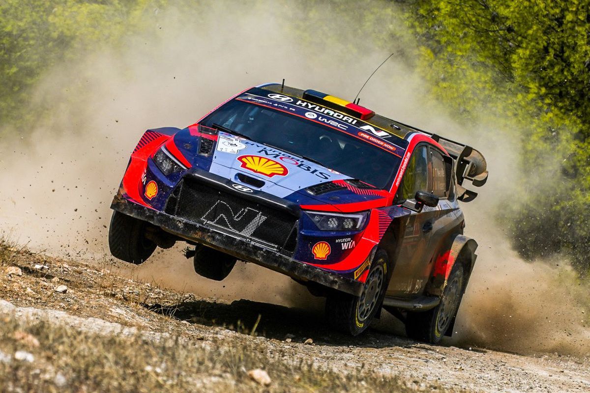 Thierry Neuville resiste al mando del Acrópolis Rally al cierre de la etapa del viernes