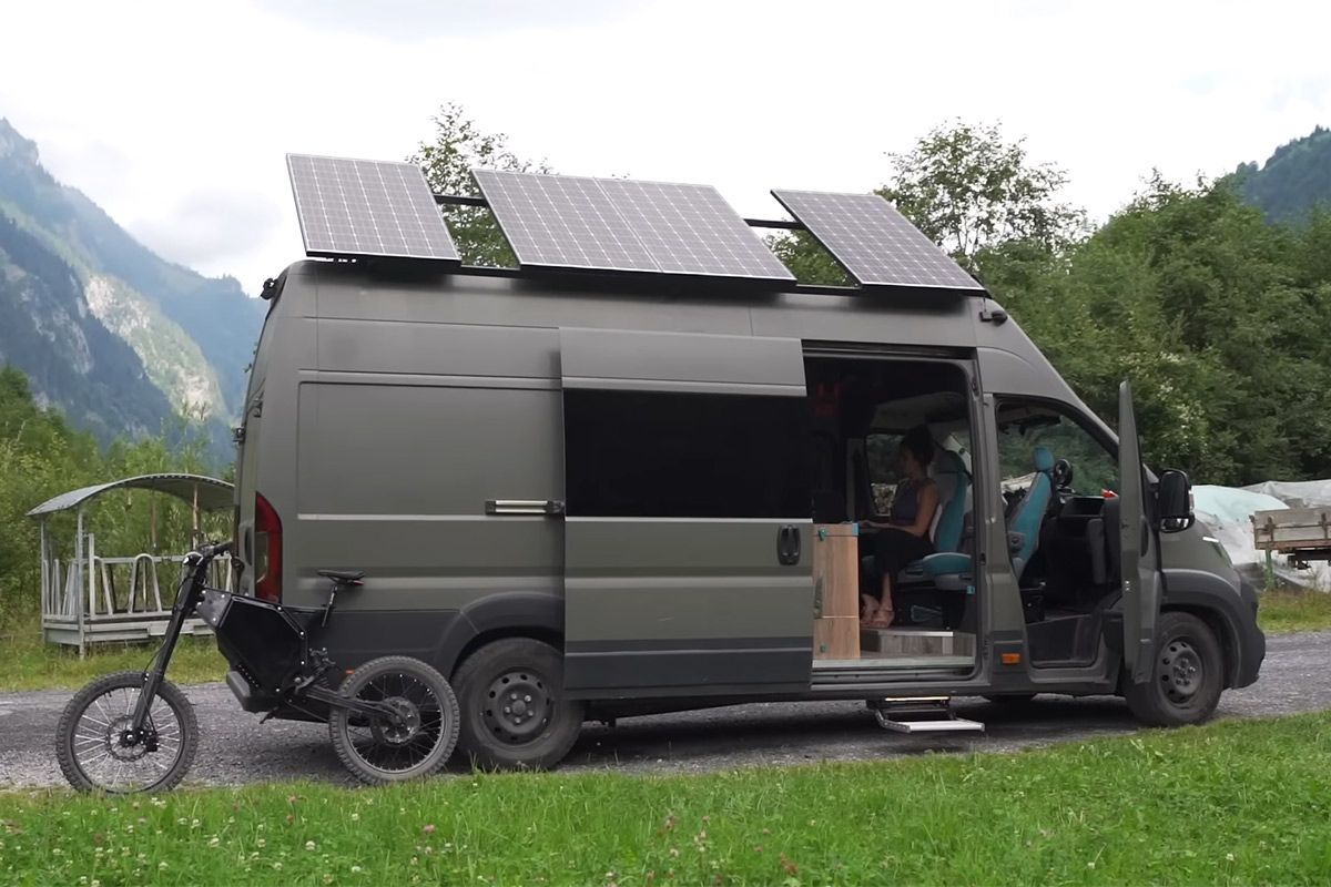 Transforman una Fiat Ducato en una espectacular camper y te dan sus instrucciones para hacerlo tú mismo (vídeo)