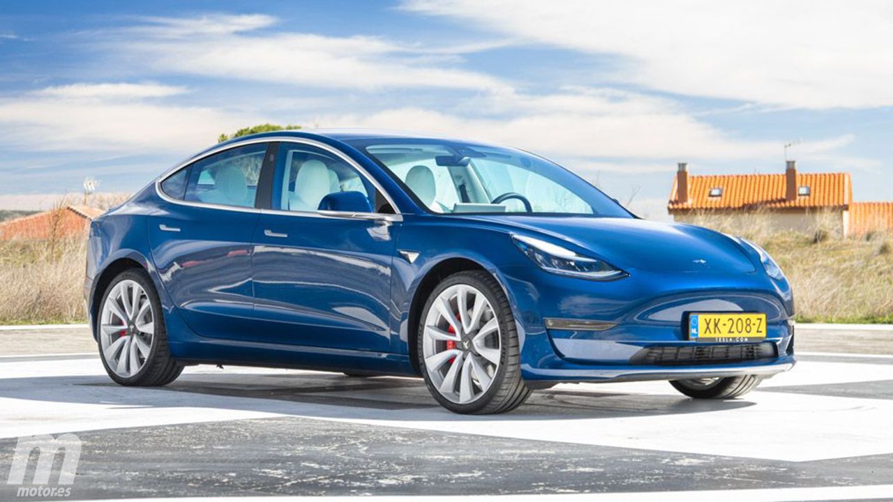 Reino Unido - Agosto 2023: El Tesla Model 3 regresa a un Top 10 dominado por Ford