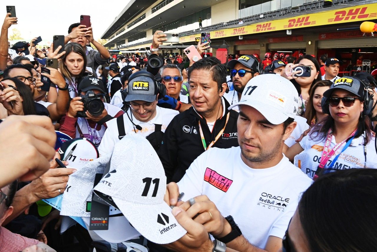 Checo Pérez avisa a sus fans: «Lo que sucede en pista, se queda en pista»