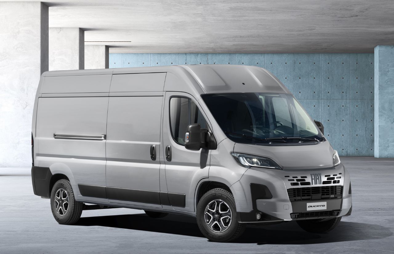 La FIAT Ducato se renueva, la furgoneta italiana estrena diseño, tecnología, motor diésel y una opción eléctrica con un 30% más de autonomía 