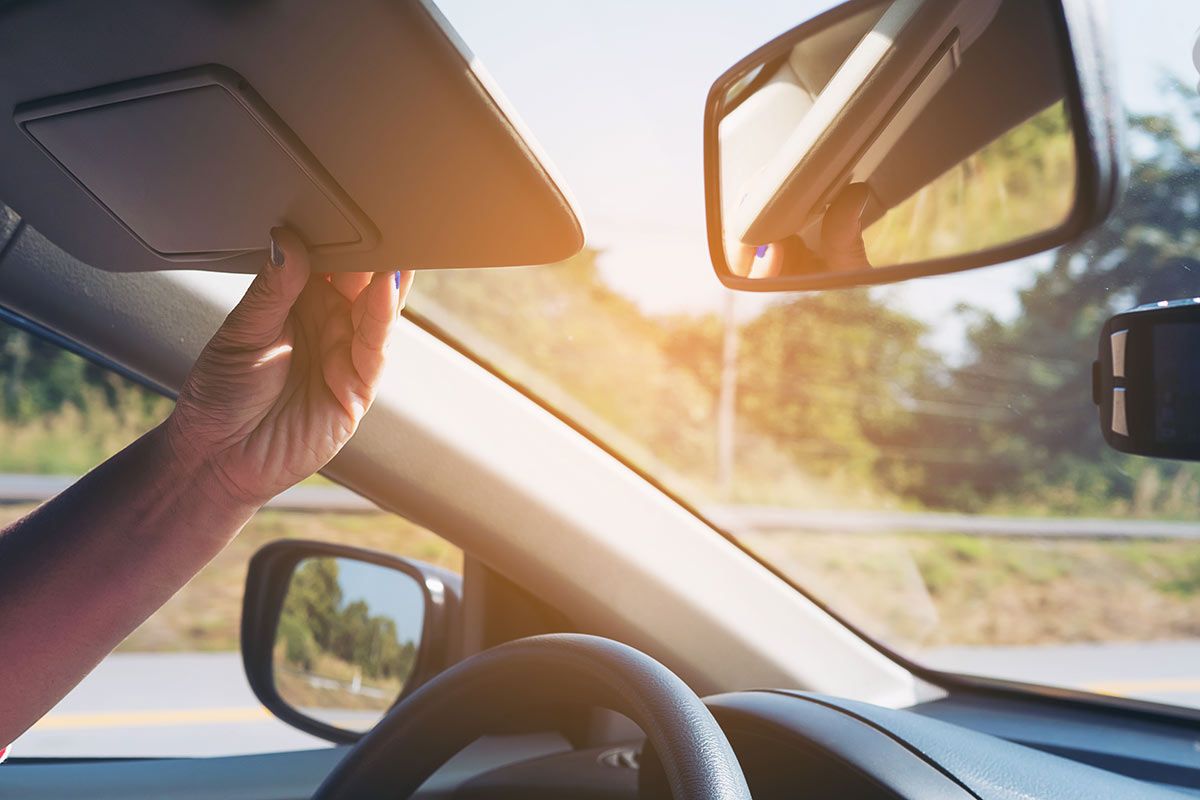 Ford patenta un parasol rompecristales para coches que puede salvar vidas