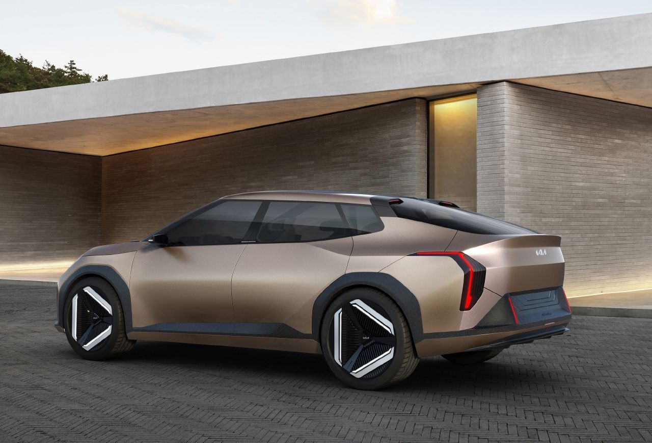 El KIA Concept EV4 marca el esperado regreso al segmento D, una berlina eléctrica muy sugerente y futuro rival del Volkswagen ID.7