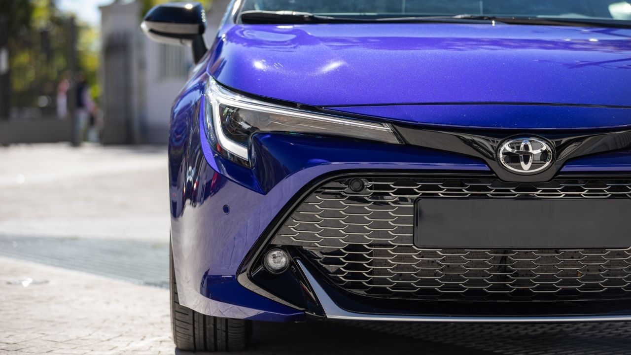 4.300 € de descuento y etiqueta ECO, Toyota apunta al Peugeot 308 con un compacto híbrido que quiere liderar el segmento C