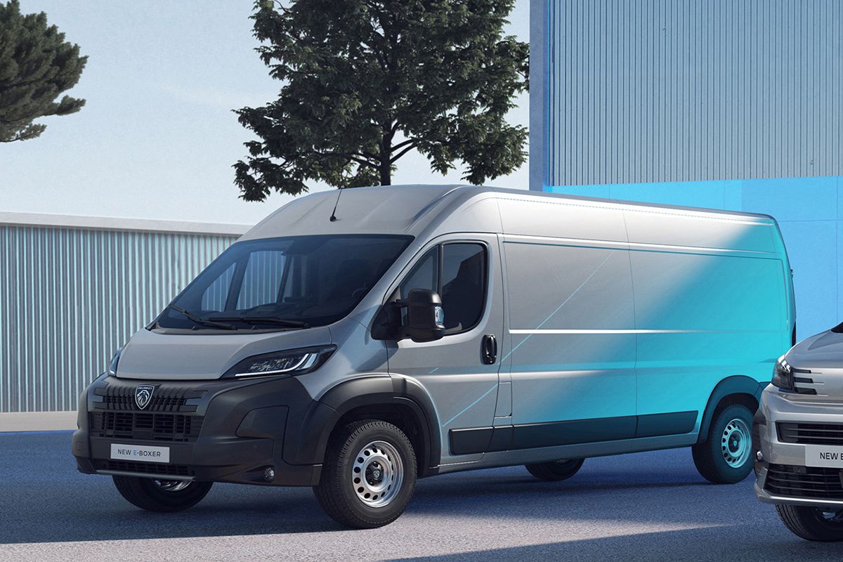 Llega la nueva Peugeot Boxer, una furgoneta más moderna diésel y eléctrica con casi 500 km de autonomía para contrarrestar a la Crafter y Sprinter