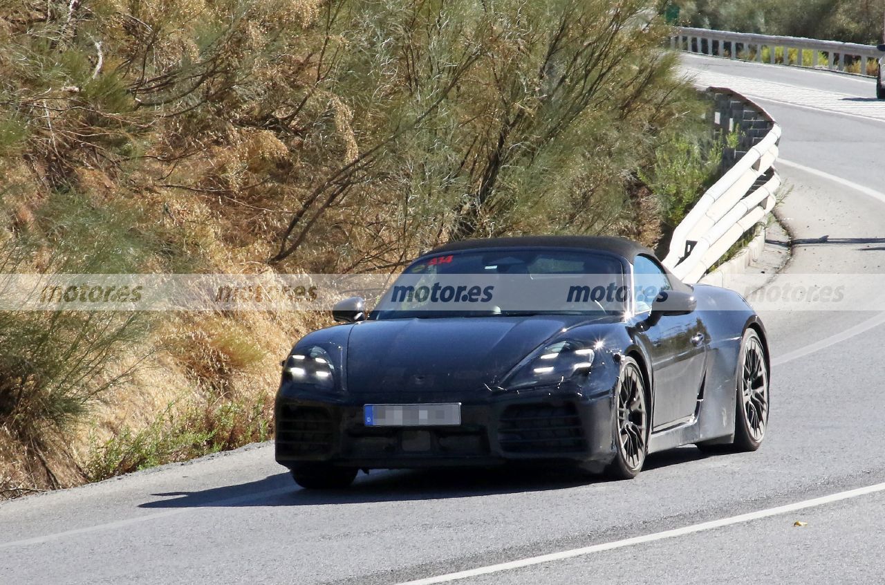 El nuevo Porsche Boxster Eléctrico empieza a descubrir su imagen, sus luminarias confirman el estilo más sofisticado del Mission R