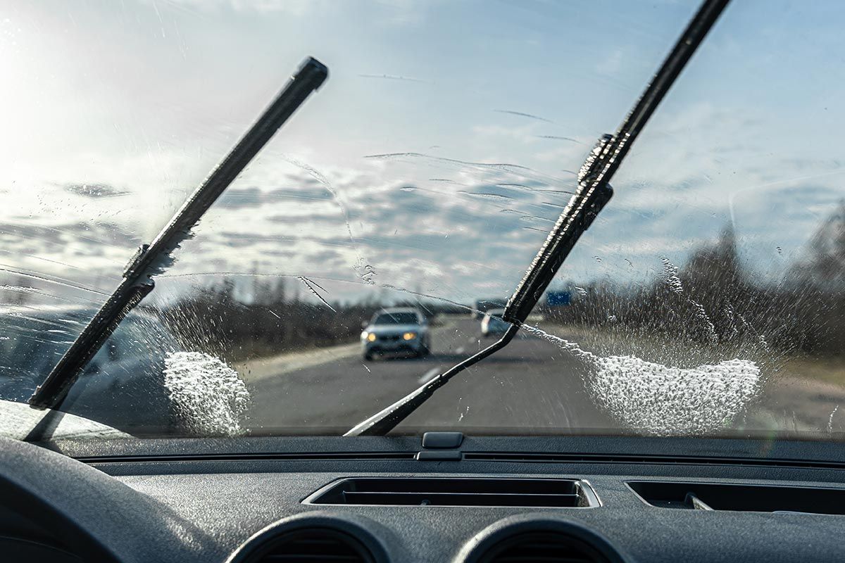 ¿Puedo usar agua como líquido limpiaprabrisas en el coche?