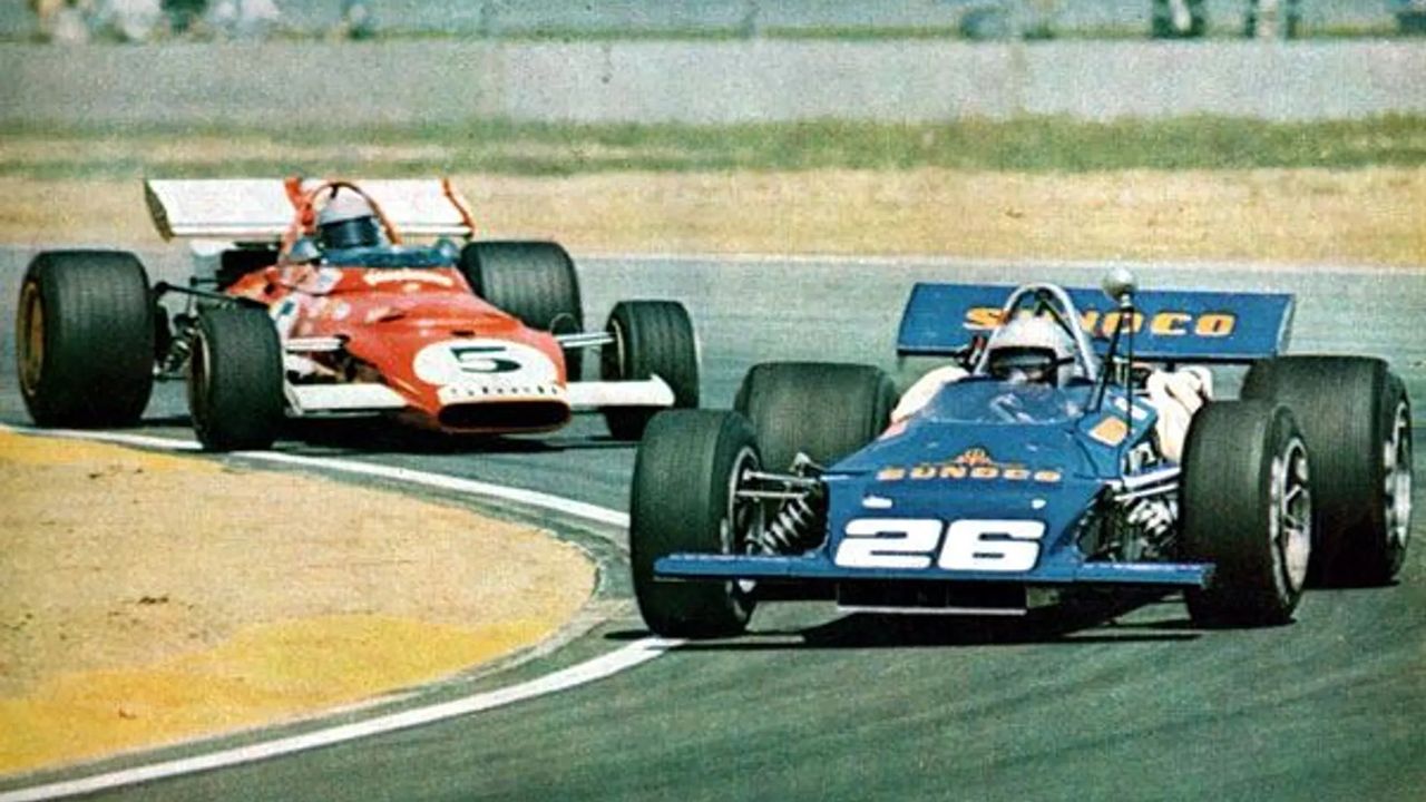 Mark Donohue en el Lola perseguido por Mario Andretti en el Ferrari