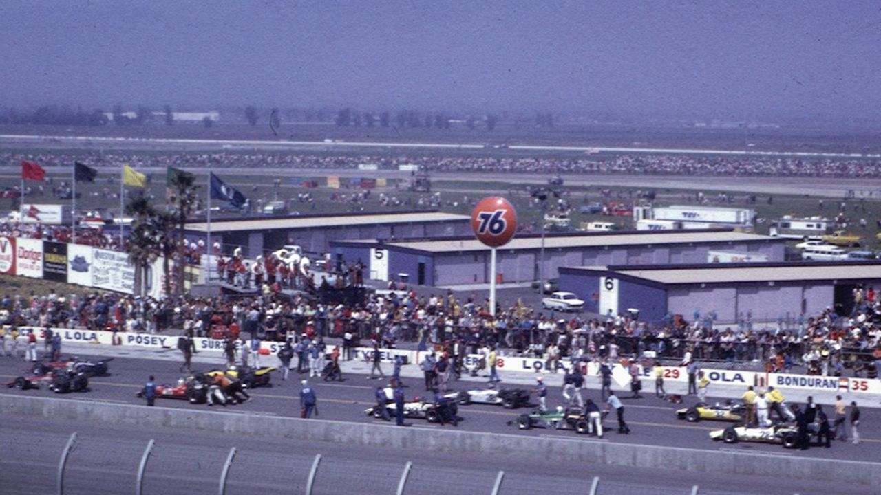 Los coches son llevados a la preparrilla en el Questor Grand Prix