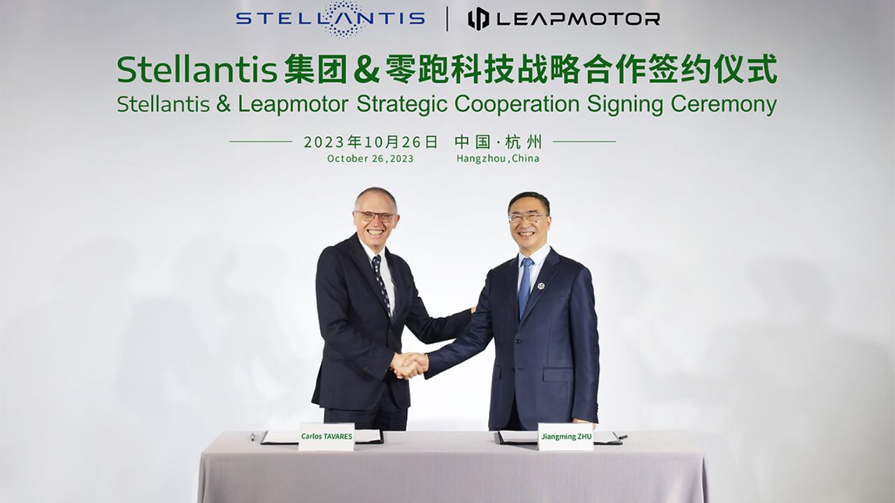 Carlos Tavares, CEO de Stellantis, junto a Zhu Jiangming, CEO de Leapmotor