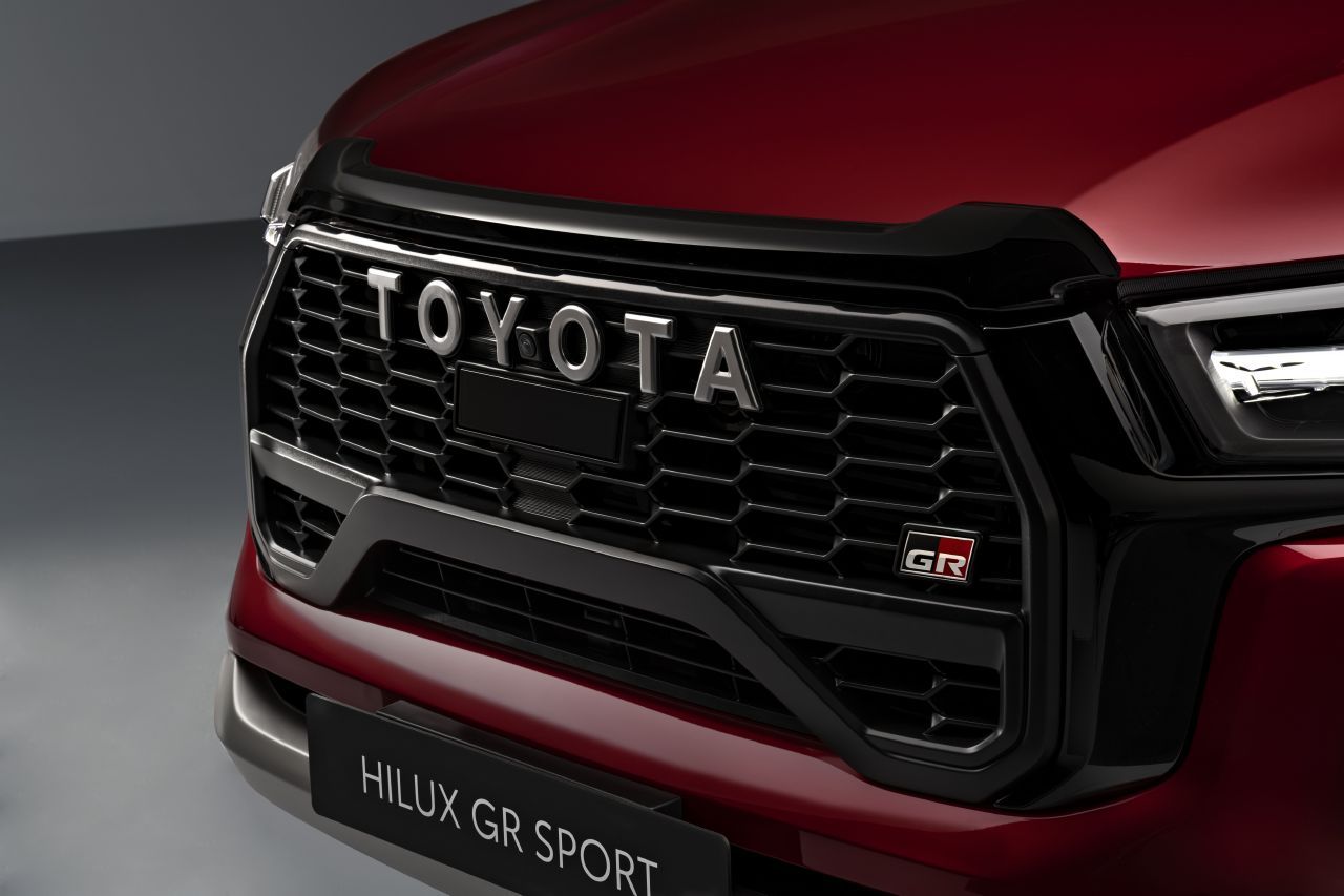 La auténtica deportividad llega al Toyota Hilux GR SPORT II y no sólo en imagen, el pick-up japonés gana prestaciones fuera del asfalto