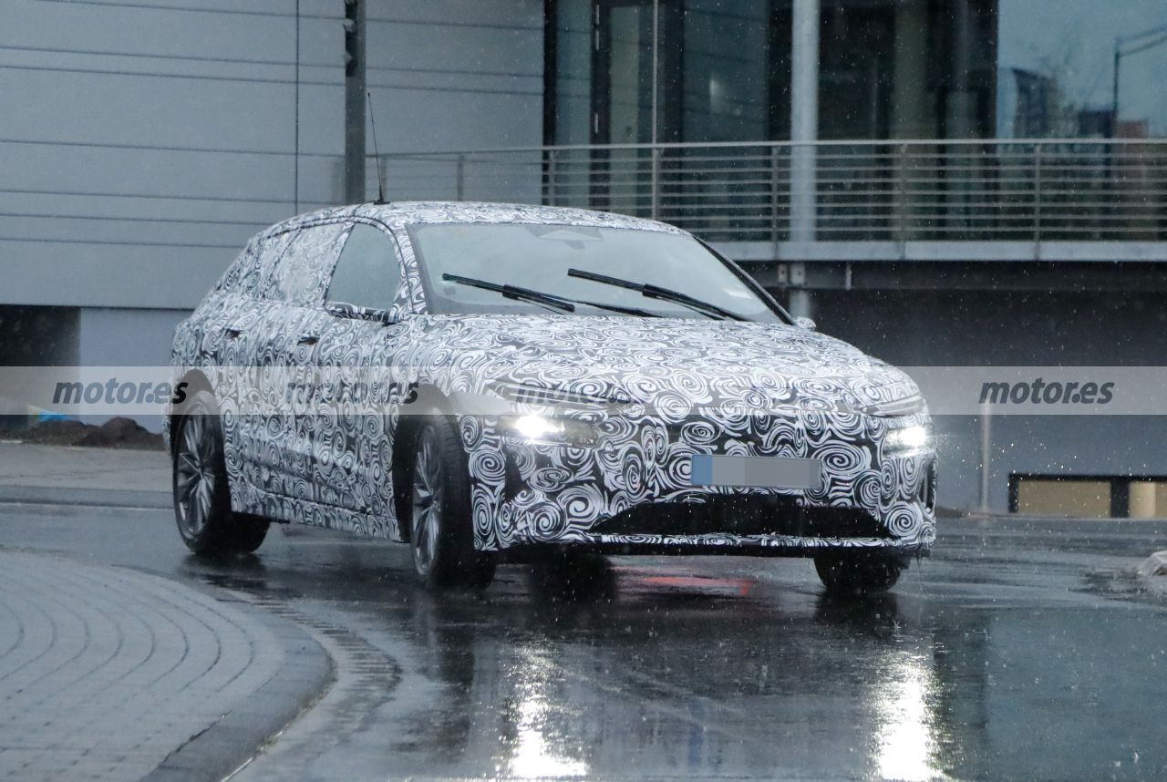 El nuevo Audi A6 Avant e-tron revela sus luces bajo el azote de una intensa lluvia de la borrasca Ciarán cerca de Nürburgring