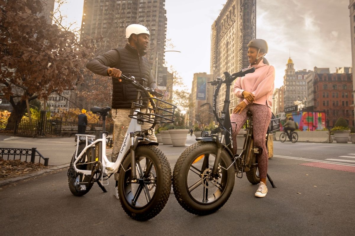 Ojo a este dato: bicis, patinetes y motos eléctricas reducen mucho más las emisiones que los coches eléctricos