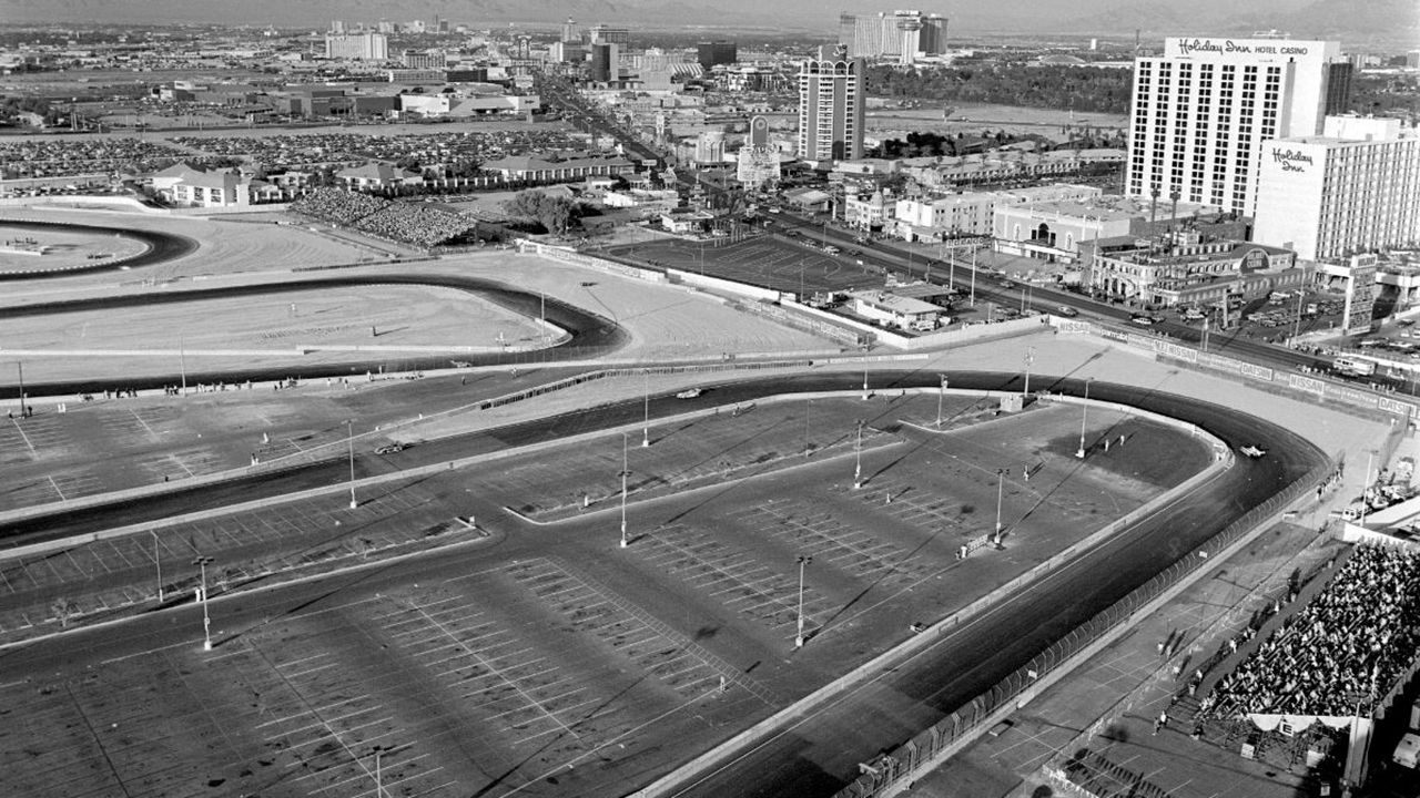 Vista del parking con la primera curva