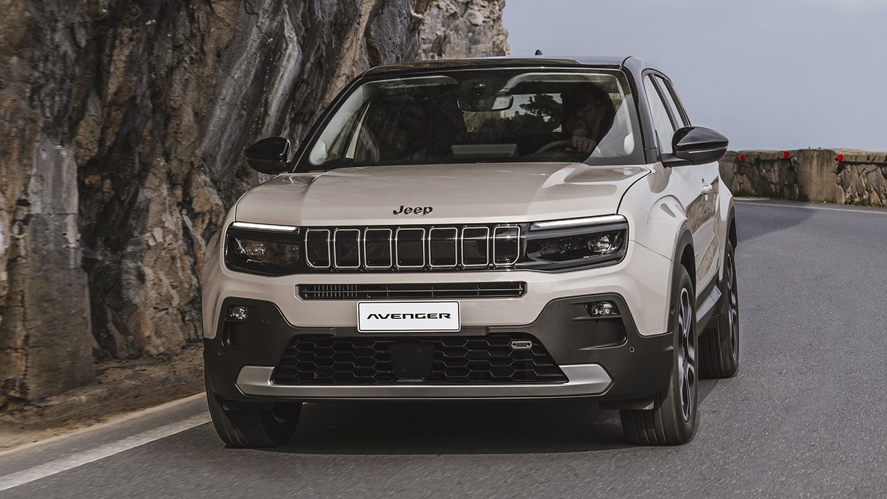 Jeep da protagonismo al Avenger térmico con la nueva versión e-Hybrid, un SUV híbrido ligero con etiqueta ECO que apunta al Suzuki Vitara