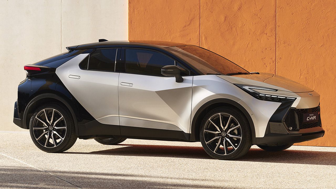 La gama del nuevo Toyota C-HR 2024 se completa, así queda la oferta (y precios) del renovado SUV híbrido con tecnologías HEV y PHEV