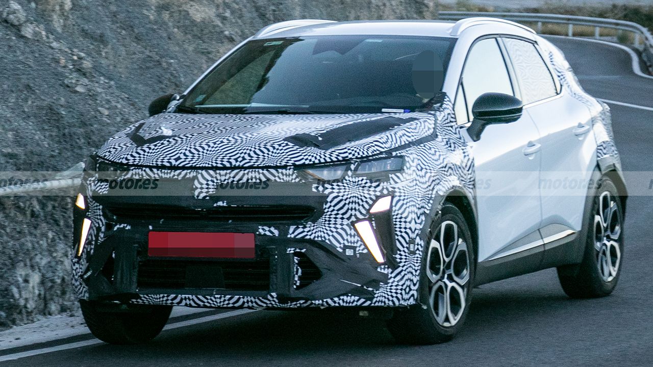 El nuevo Renault Captur sigue perdiendo camuflaje, cazada la renovación del pequeño SUV fabricado en España que llegará en 2024