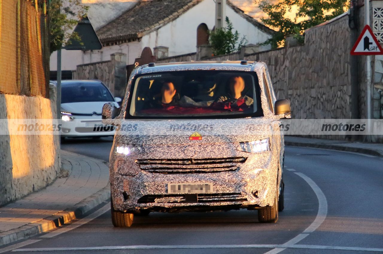 Cazada la nueva Volkswagen Transporter, una furgoneta eléctrica con genes de la Multivan, 300 km de autonomía pero muy diferente de los ID. BUZZ