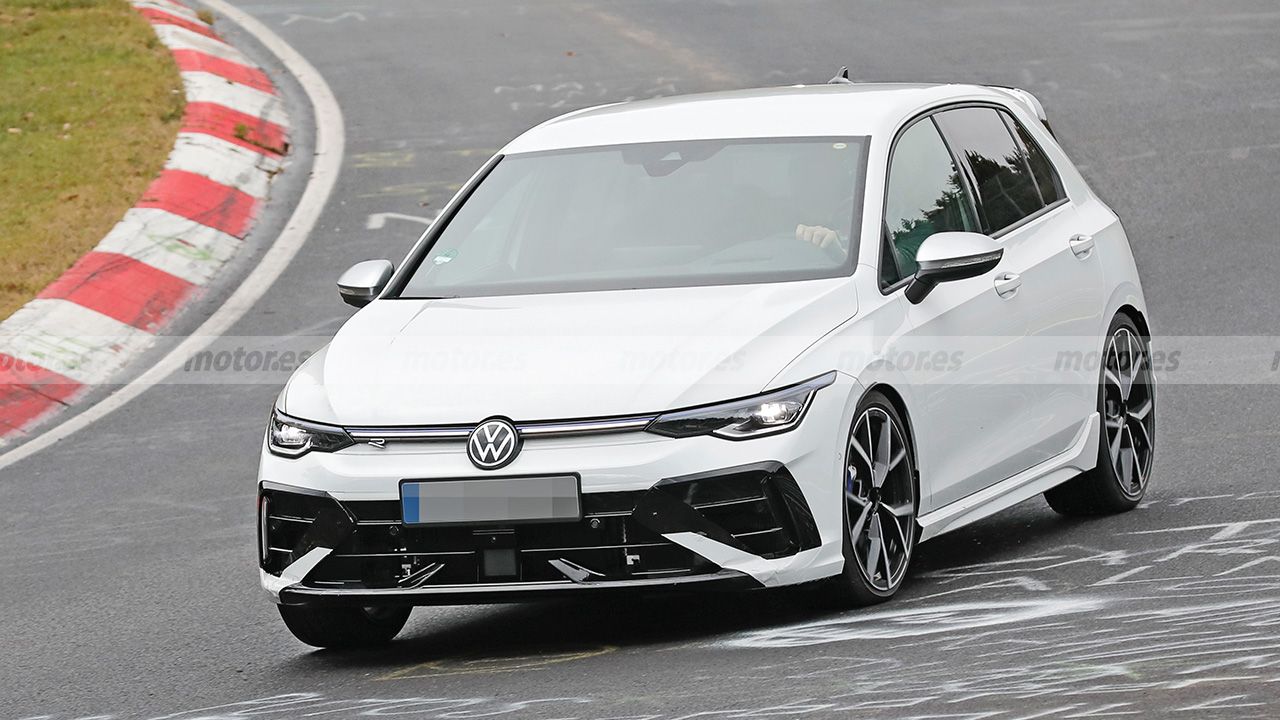 El nuevo Volkswagen Golf R 2024, modelo Variant incluido, es fotografiado por primera vez... ¡y en Nürburgring!