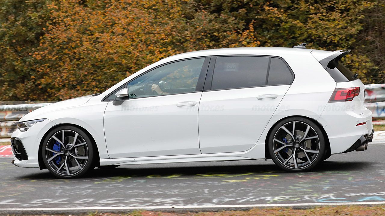 Volkswagen Golf R 2024 - foto espía lateral