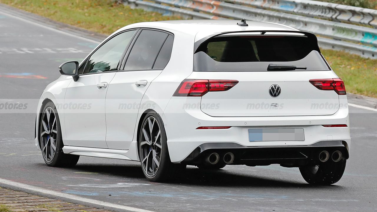 Volkswagen Golf R 2024 - foto espía posterior