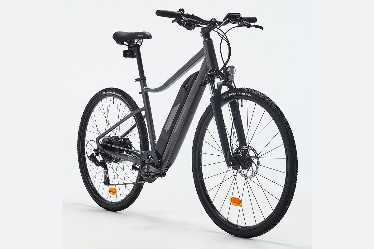 Decathlon tiene en oferta una de sus eBikes urbanas más baratas: 100 km de autonomía, suspensión y frenos hidráulicos