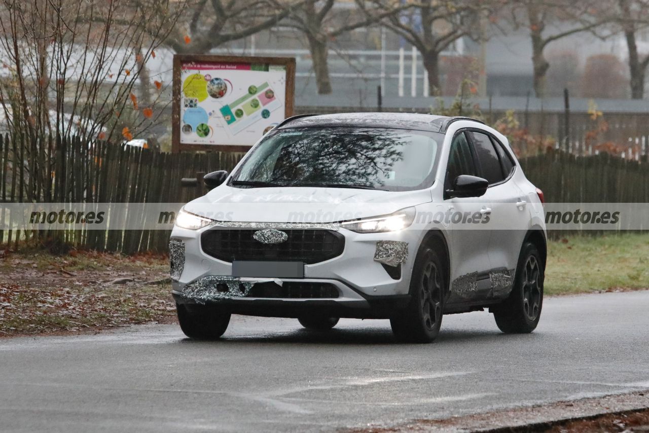 El Ford Kuga Facelift vuelve a escena con cambios notables al descubierto, el SUV compacto llega en 2024 más híbrido y sin diésel