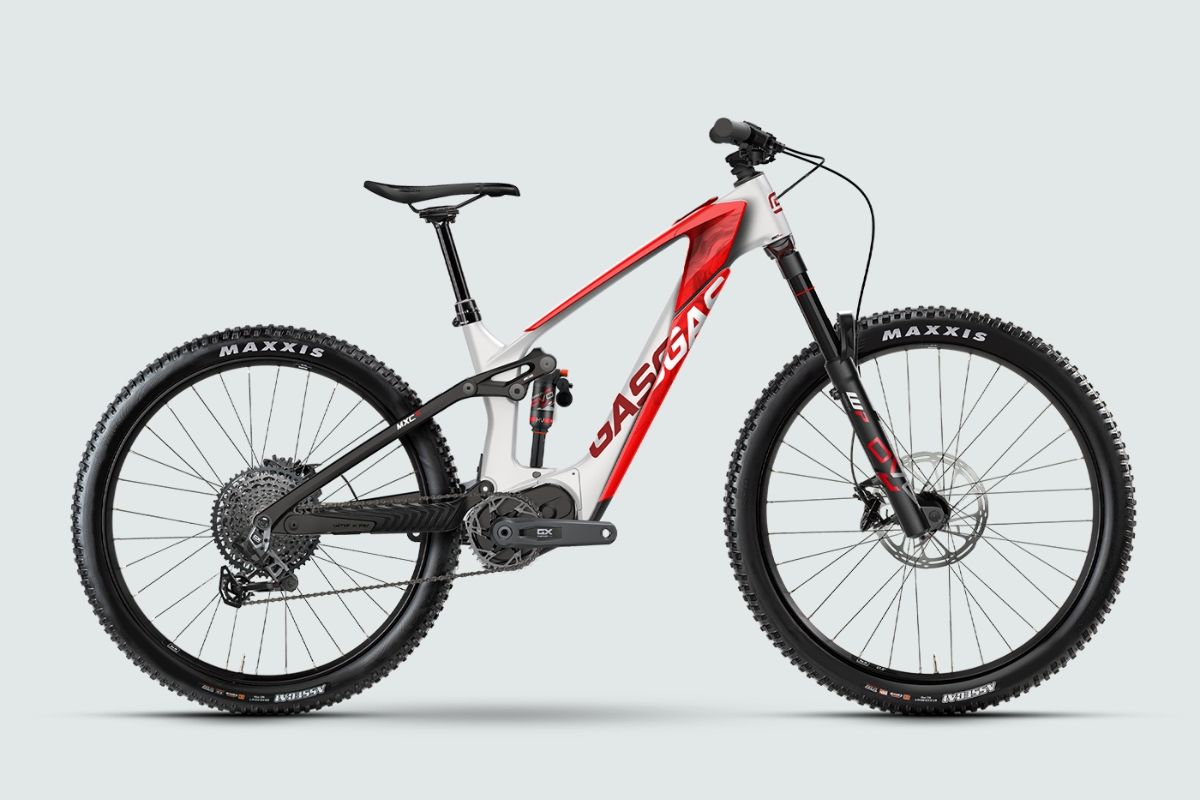 GasGas lanza la MXC, un misil eléctrico de carbono con suspensiones DVO y 90 Nm de par para volar en la montaña