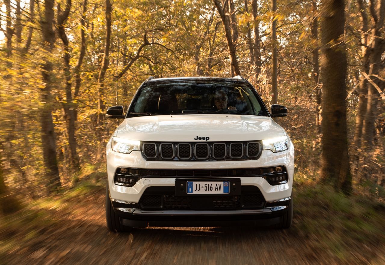 El Jeep Compass afronta 2024 con novedades, el exitoso SUV con la etiqueta ECO de sus dos motores híbridos ya tiene precios en España