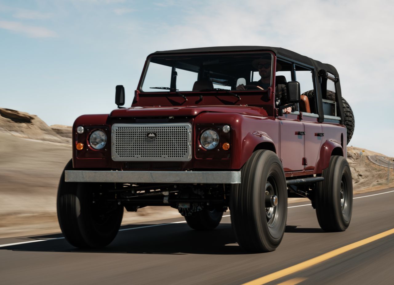 El tributo perfecto al original Land Rover Defender es este restomod, un auténtico todoterreno con entrañas americanas y hasta 650 CV