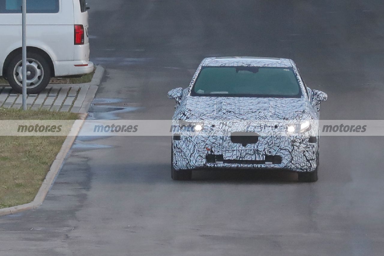 El futuro Mercedes Clase C eléctrico se deja ver por primera vez, una berlina muy deportiva y de 1.000 km de autonomía que llegará en 2026