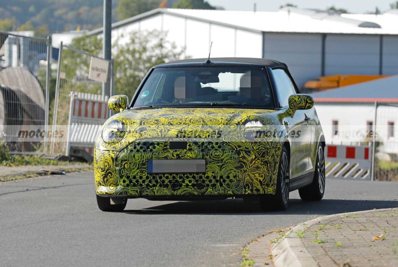 El MINI Cabrio Facelift más convencional ha sido cazado, luce más clase y un par de detalles especiales, uno relacionado con sus motores