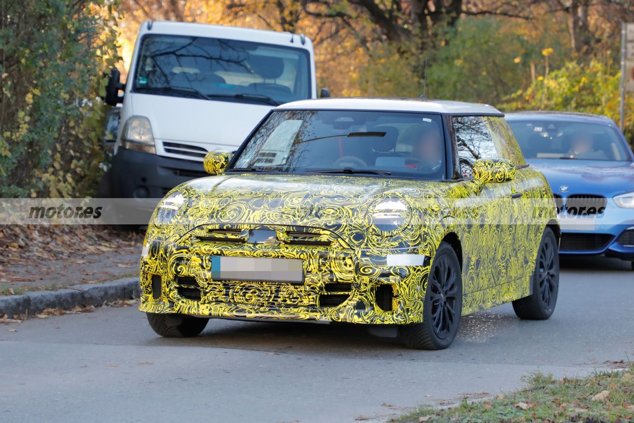 El MINI Cooper S John Cooper Works 2025 empieza a destapar su imagen más agresiva y deportiva en su última fase de pruebas