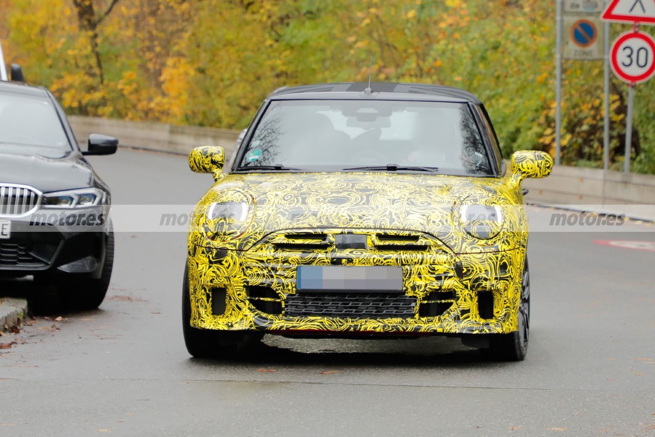 El nuevo MINI John Cooper Works Cabrio está casi listo, el único descapotable de su categoría con casi 250 CV debutará en primavera